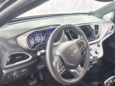 Used 2025 Chrysler Pacifica Select FWD image 38