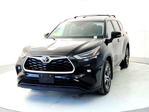 Certified 2024 Toyota Highlander XLE image 2