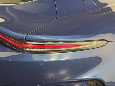 Used 2025 Aston Martin V8 Vantage Coupe RWD image 18