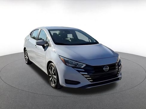 Used 2025 Nissan Versa SV image 3