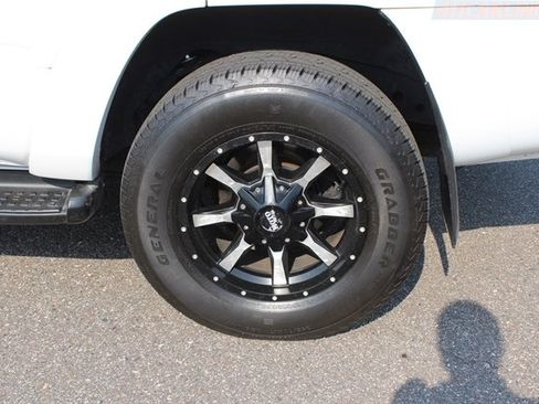 Used 2004 Toyota 4Runner SR5 AWD/4WD image 21