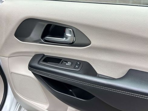 Used 2023 Chrysler Pacifica Touring-L FWD image 23