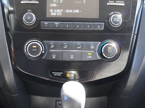 Used 2016 Nissan Rogue S w/ Appearance Package image 33