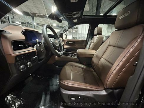 Used 2025 Chevrolet Suburban High Country AWD/4WD image 13