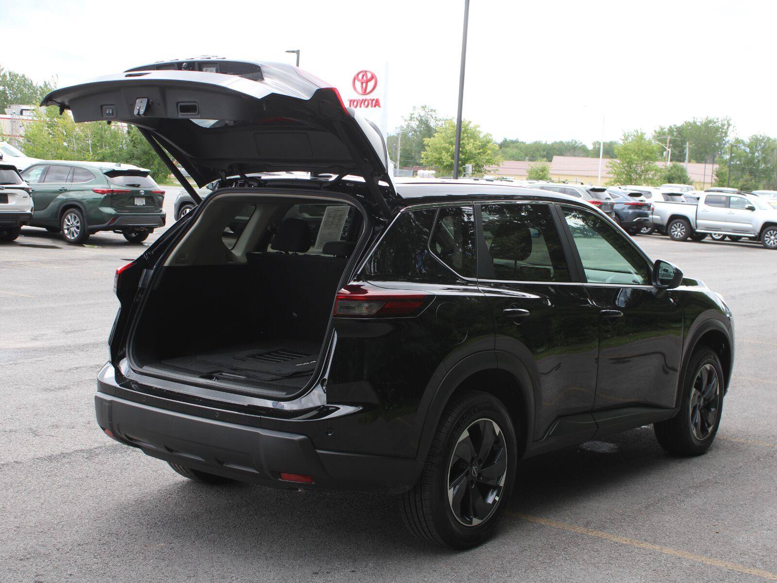 Used 2026 Nissan Rogue SV AWD/4WD image 7