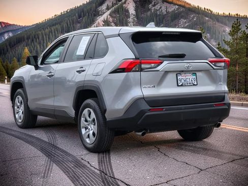 Used 2022 Toyota RAV4 LE FWD image 5