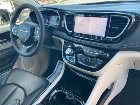Used 2024 Chrysler Pacifica Limited image 29