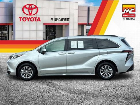 Used 2025 Toyota Sienna XLE FWD image 2