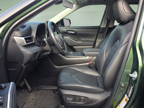 Used 2023 Toyota Highlander XLE image 10