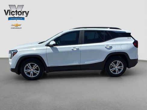 Used 2024 GMC Terrain SLE w/ Driver Convenience Package FWD image 4
