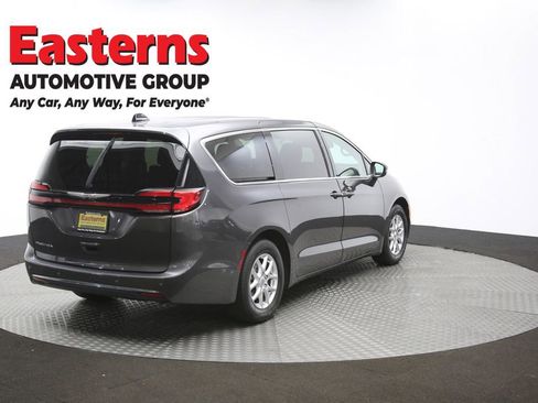 Used 2023 Chrysler Pacifica Touring-L image 44