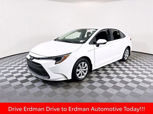 Used 2025 Toyota Corolla LE image 3