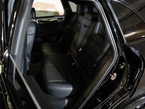 Certified 2023 Porsche Macan AWD/4WD image 13