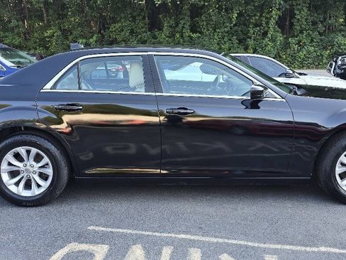 Used 2015 Chrysler 300 Limited RWD image 5