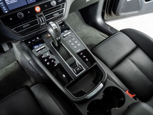 Certified 2025 Porsche Macan image 18