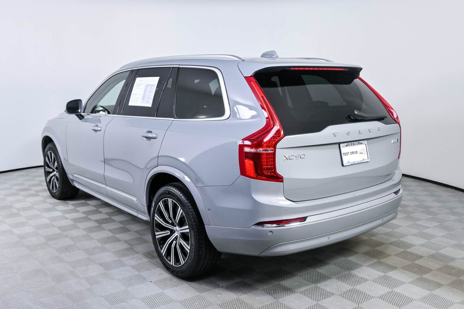 Certified 2024 Volvo XC90 B5 Plus AWD/4WD image 3