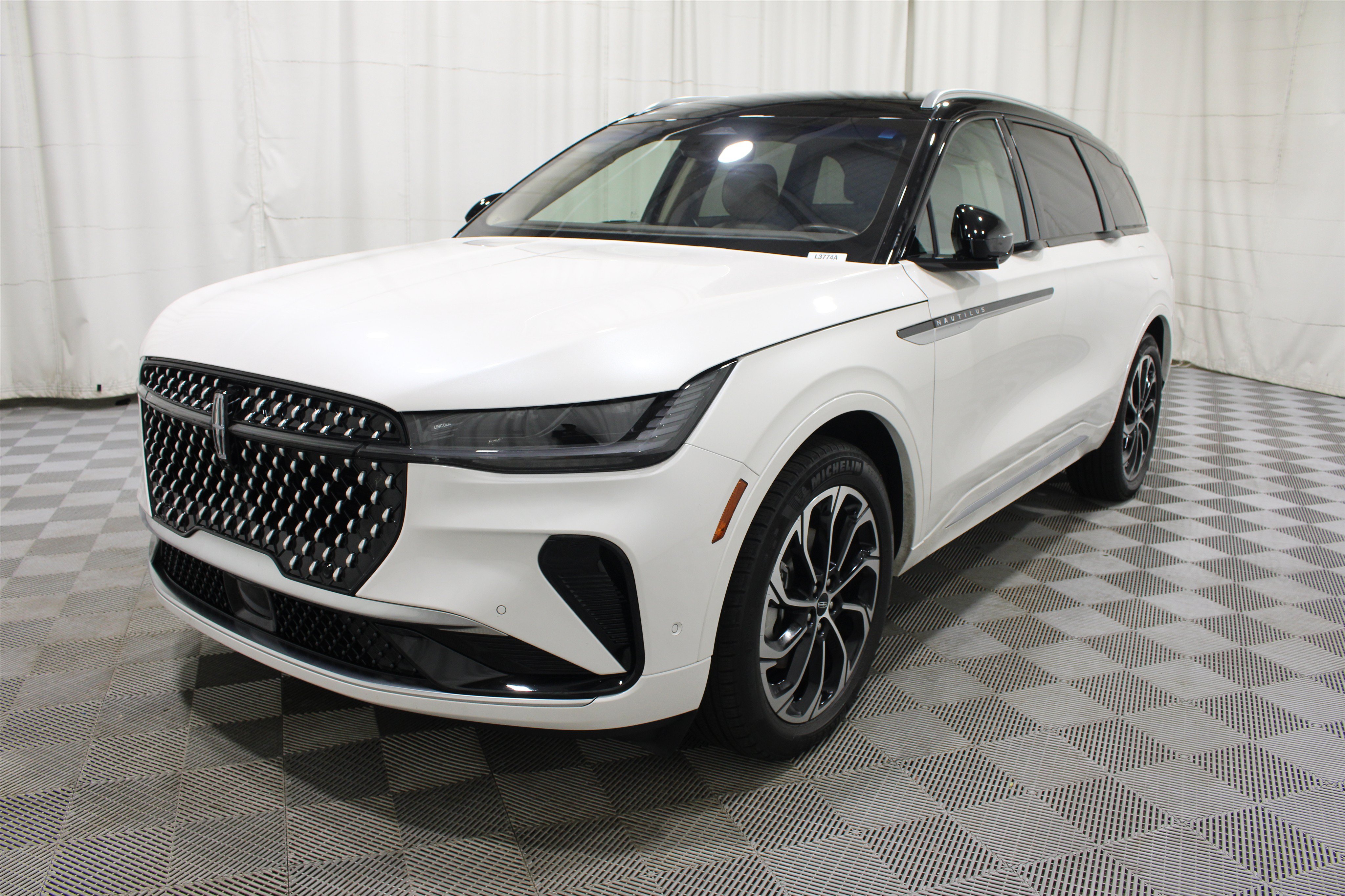 Used 2024 Lincoln Nautilus Reserve AWD/4WD image 35