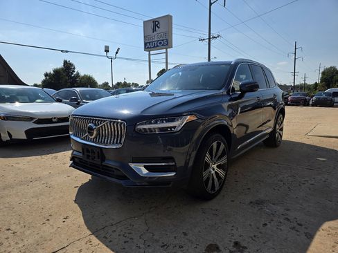 Used 2021 Volvo XC90 T8 Inscription w/ Lounge Package image 3