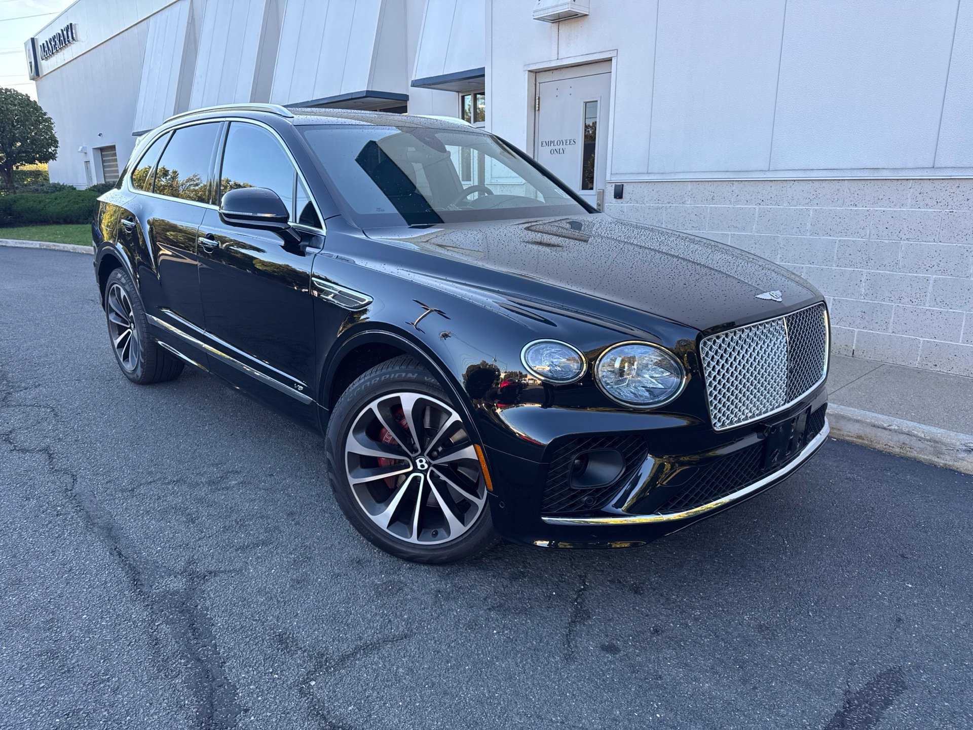 Certified 2022 Bentley Bentayga AWD/4WD image 1