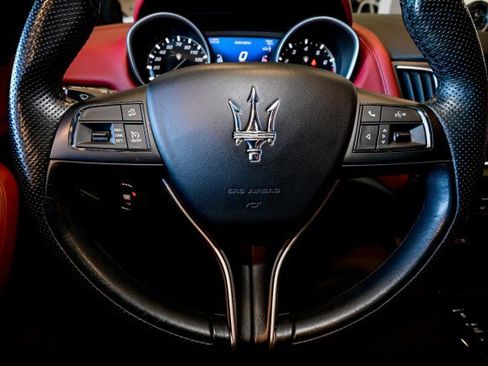 Used 2020 Maserati Levante image 31