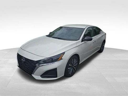 Used 2025 Nissan Altima 2.5 SV FWD image 9