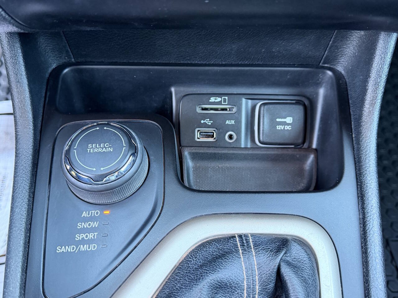 Used 2016 Jeep Cherokee Sport w/ Cold Weather Group AWD/4WD image 18