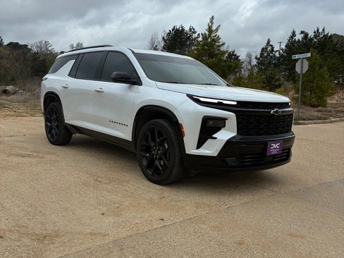 Used 2024 Chevrolet Traverse RS image 3