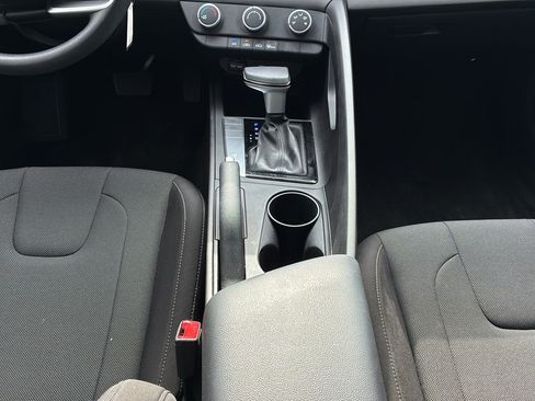 Used 2025 Hyundai Elantra SE FWD image 21