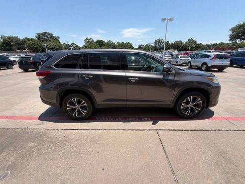 Used 2019 Toyota Highlander Plus FWD image 5