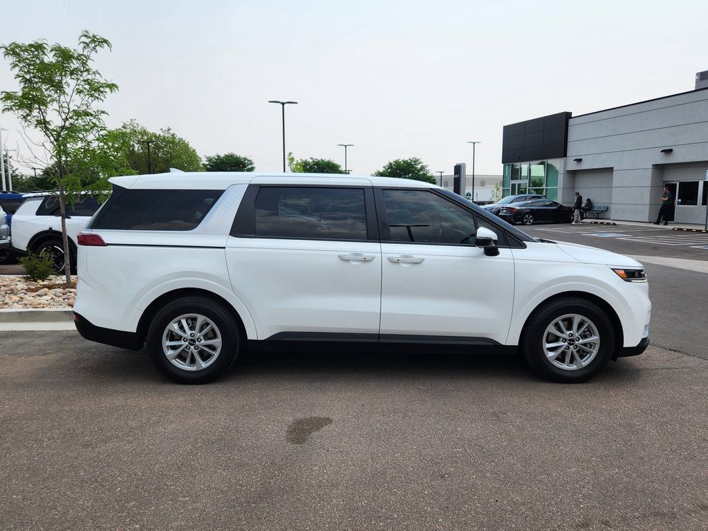 Used 2024 Kia Carnival LX FWD image 3