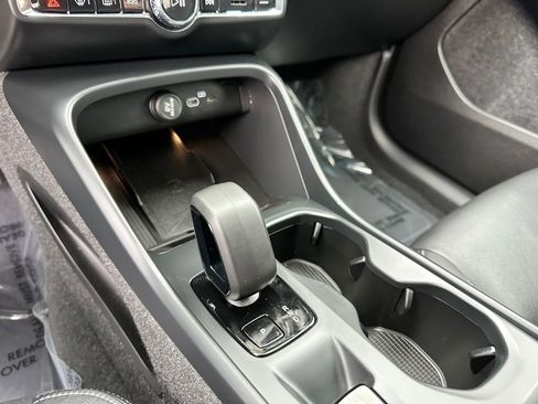 Used 2025 Volvo XC40 B5 Core image 17