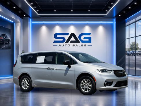 Used 2024 Chrysler Pacifica Touring-L FWD image 2