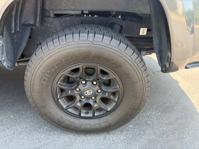 Used 2021 Toyota Tacoma SR5 RWD image 10