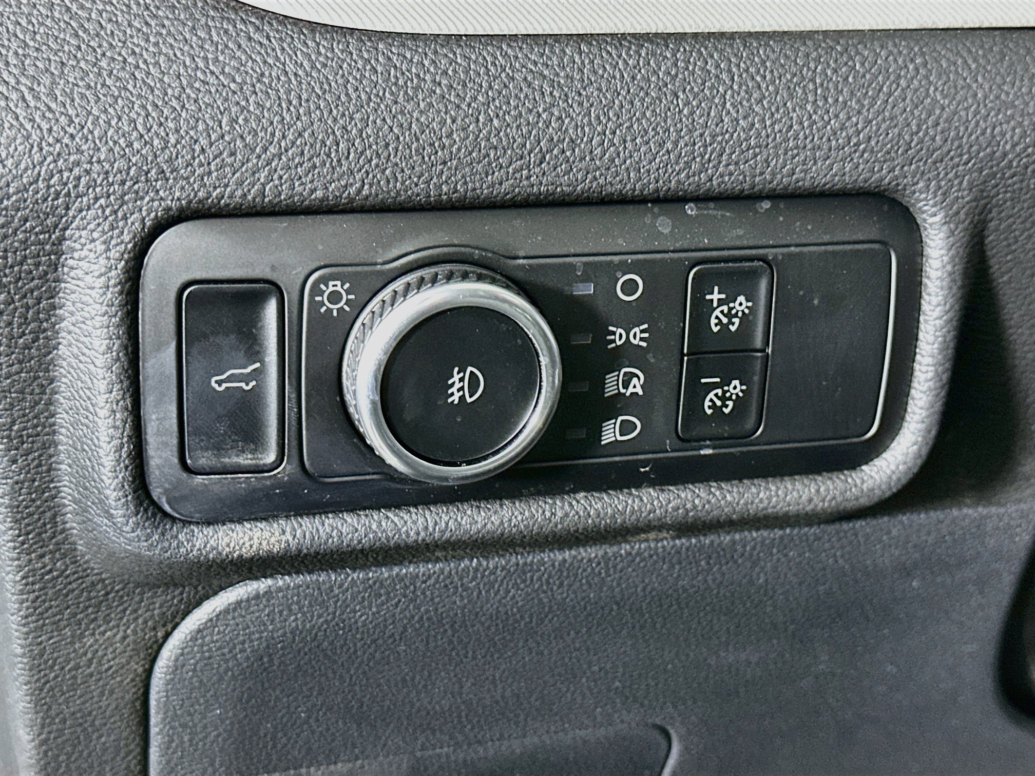 Used 2024 Ford Explorer XLT w/ Equipment Group 202A AWD/4WD image 17