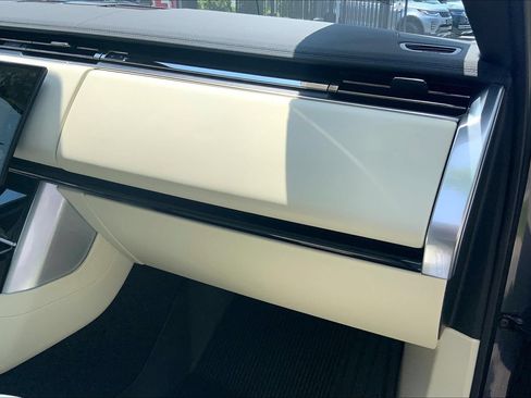 Certified 2025 Land Rover Range Rover SE AWD/4WD image 18