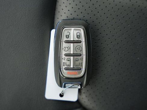 Used 2024 Chrysler Pacifica Touring-L image 31