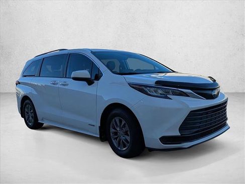 Certified 2021 Toyota Sienna LE image 3