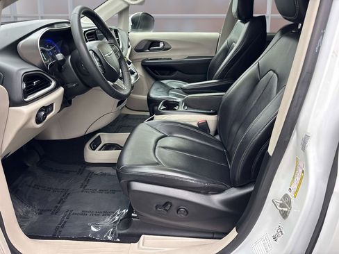 Used 2023 Chrysler Pacifica Touring-L FWD image 12