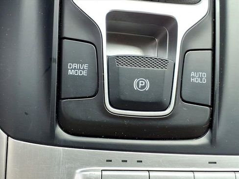 Used 2024 Kia Carnival LX image 10