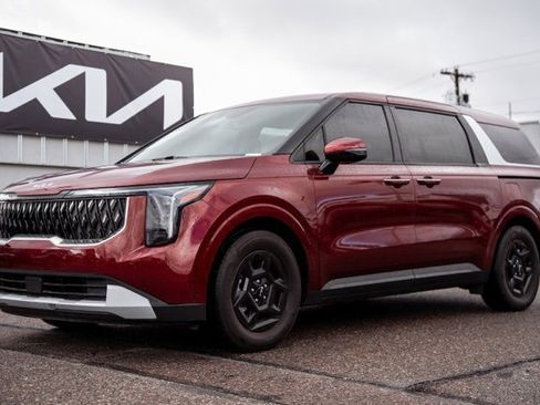 Used 2025 Kia Carnival image 1