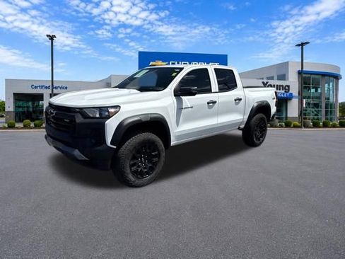 Used 2025 Chevrolet Colorado Trail Boss AWD/4WD image 3