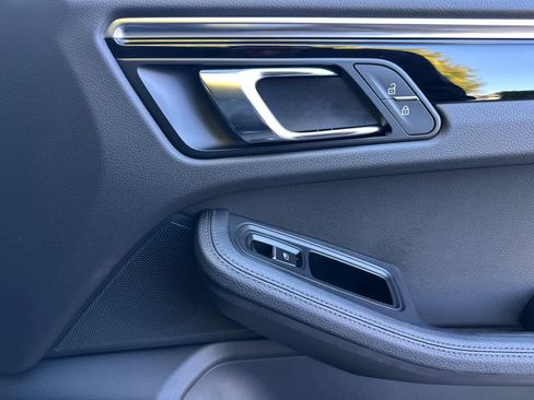 Used 2025 Porsche Macan image 19