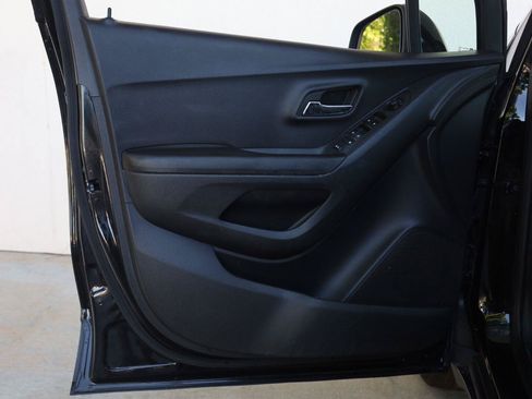 Used 2022 Chevrolet Trax LS w/ Tint and Cruise Package FWD image 13