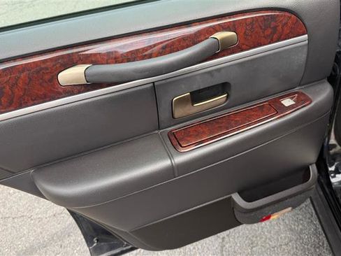 Used 2009 Lincoln Town Car Signature Limited RWD image 21