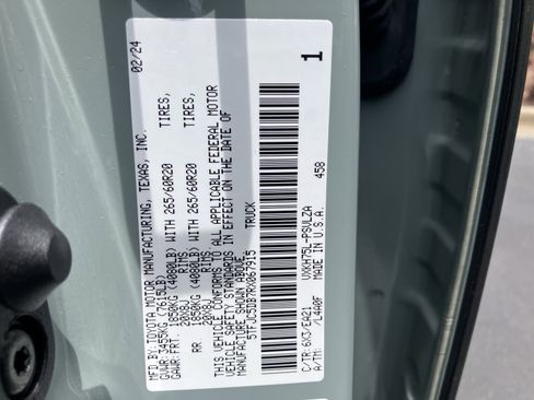 Used 2024 Toyota Tundra Limited AWD/4WD image 36