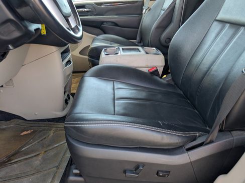 Used 2016 Chrysler Town & Country Touring image 6