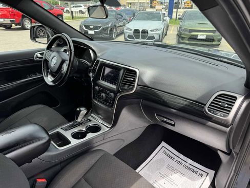 Used 2019 Jeep Grand Cherokee Laredo AWD/4WD image 26