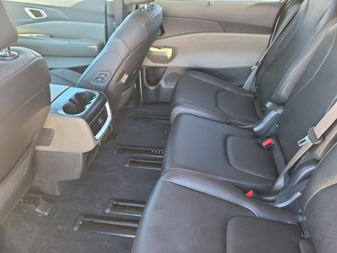 Used 2025 Kia Carnival EX image 9