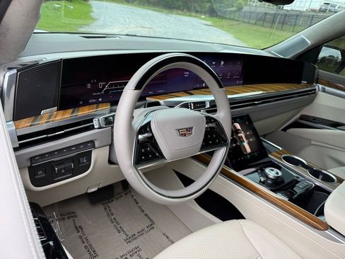 Certified 2025 Cadillac Escalade ESV Sport Platinum w/ LPO, ONYX Package AWD/4WD image 4
