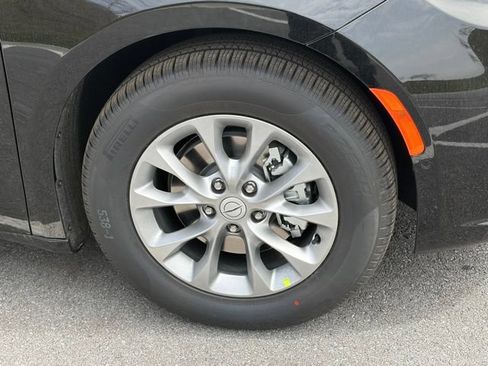 New 2026 Chrysler Pacifica Limited w/ Uconnect Theater Family Group FWD image 10